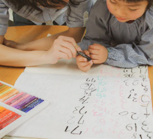 色彩心理学療法士の子ども教室の仕事風景